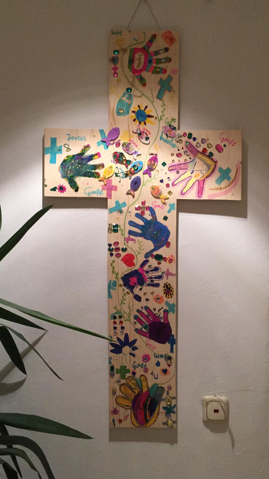 Dieses Kreuz wurde im Kindergottesdienst gebastelt.